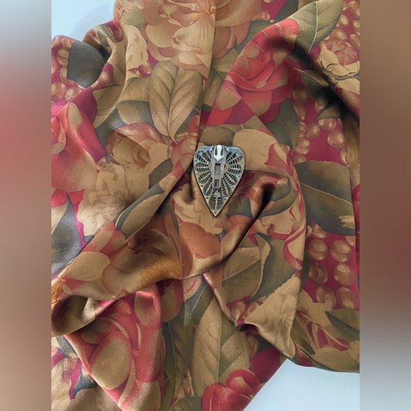 Vintage brass and green stones triangle brooch - Picture 6 of 12